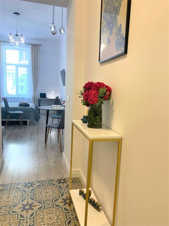 Iris Apartment On Popovich Lviv Kültér fotó